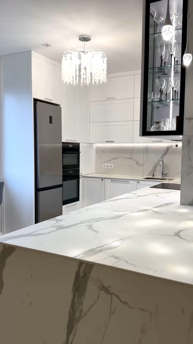 Простора кухня з фасадами Венеція та стільницею Calacatta Marble